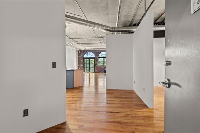 Building Photo - 3180 Mathieson Dr NE