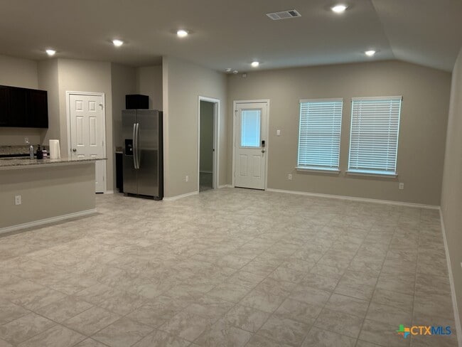 Foto del edificio - 1319 Iron Horse Dr