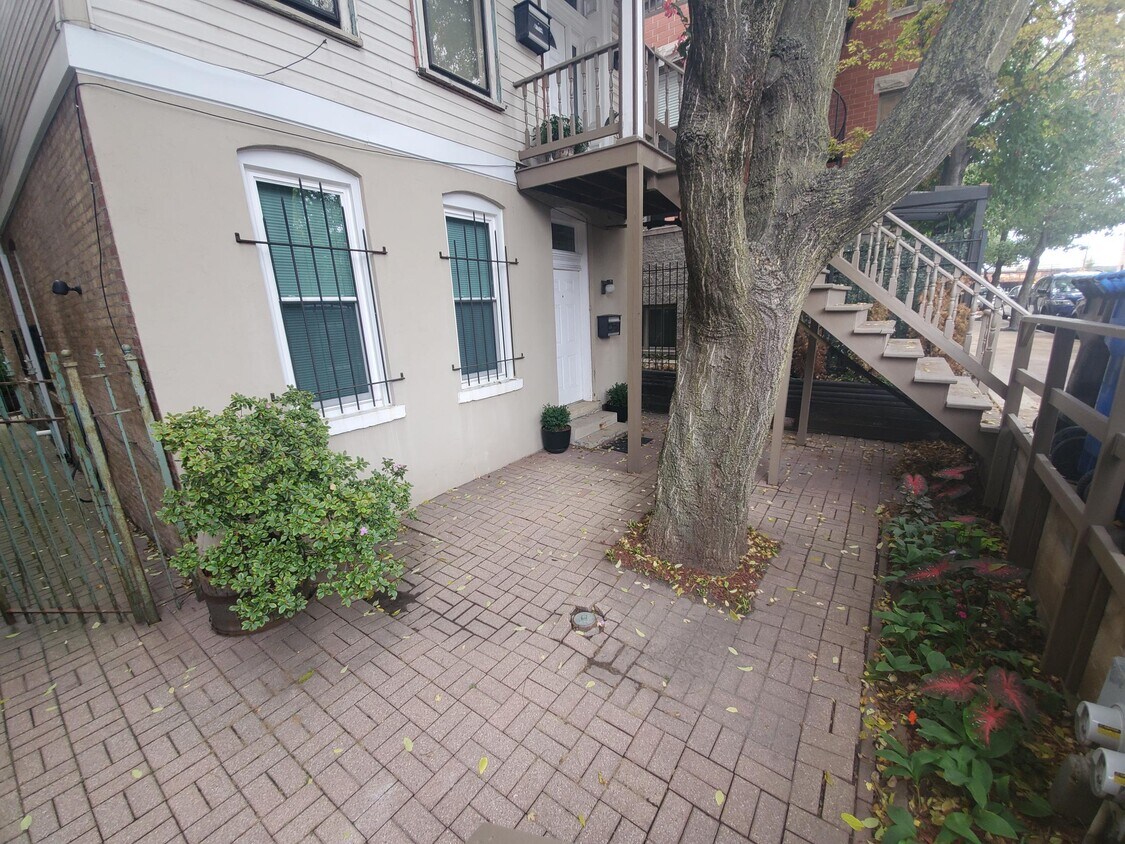 Primary Photo - 854 N Elston Ave