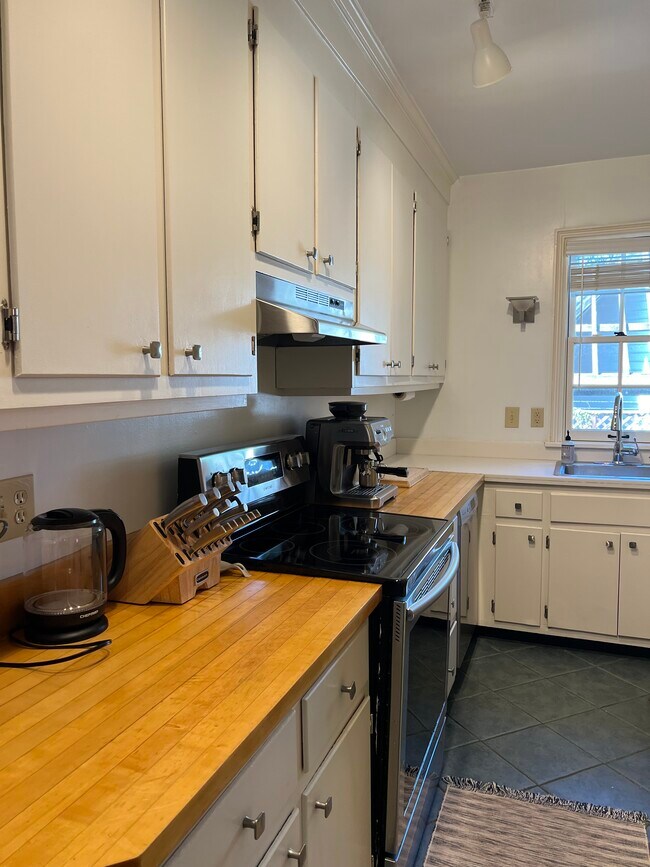 Building Photo - 136 W Clay St