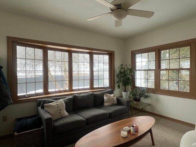 Building Photo - 203 E Gauer Cir