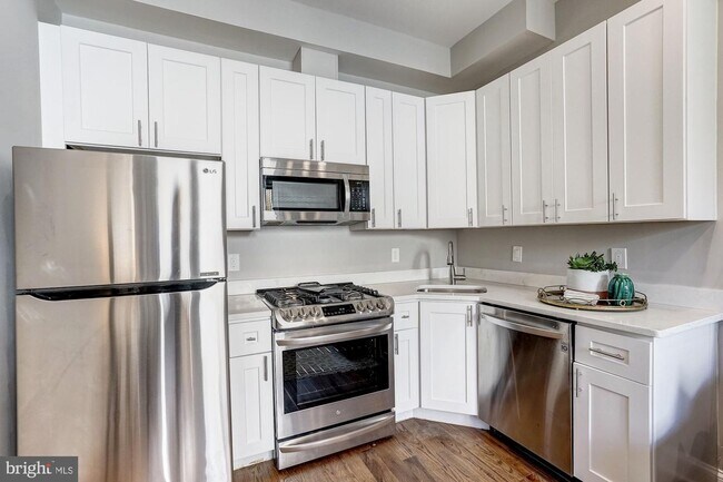 Building Photo - 1013 E St SE