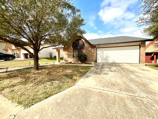 Foto del edificio - Spacious 3-Bedroom, 2-Bath Home With Fireplace, Fenced Backyard, and Two-Car Garage!
