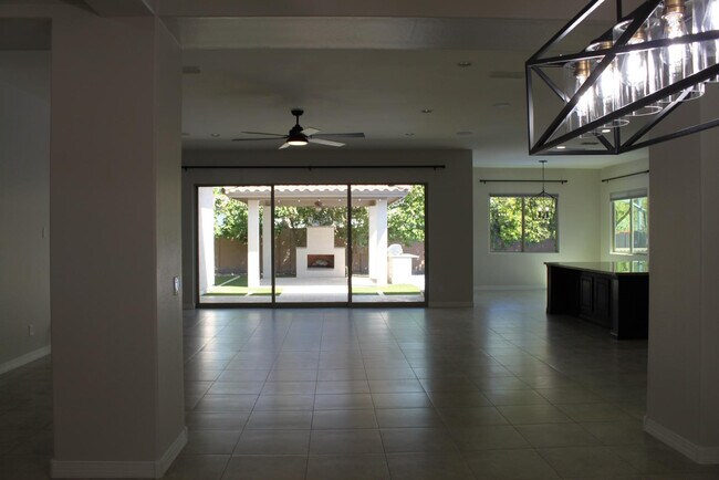 Foto del edificio - 3458 E Loma Vista St