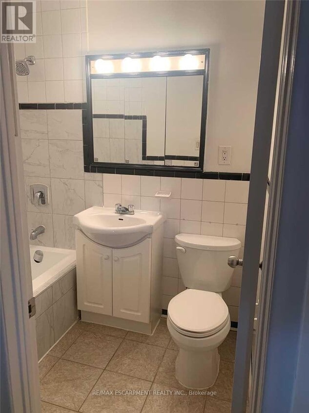 Building Photo - 243 A Lakeshore Rd E