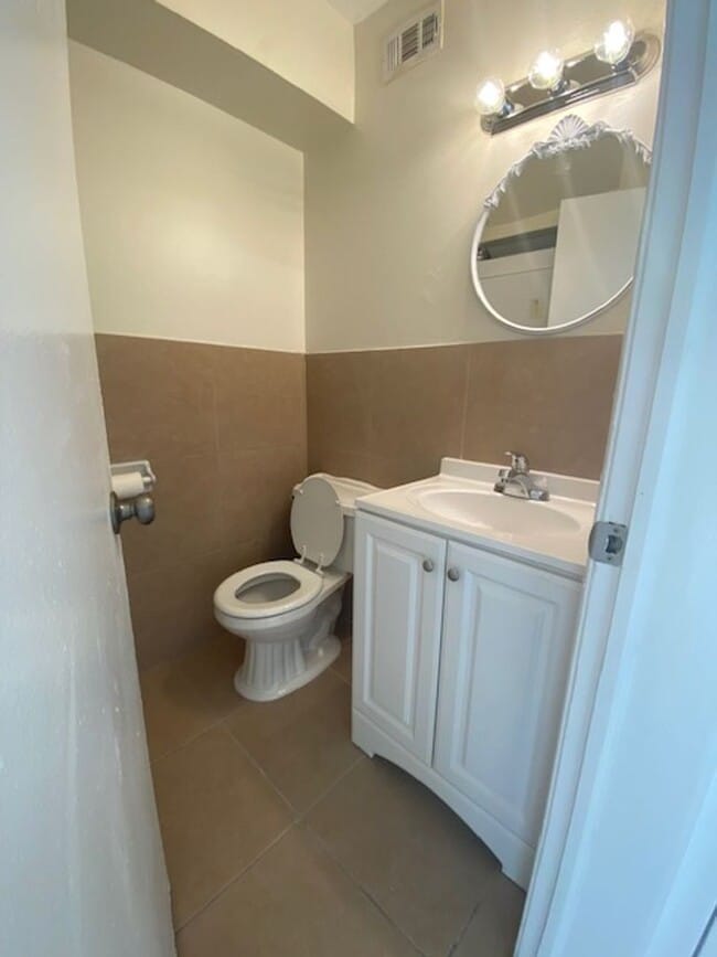Building Photo - Beautiful 2-bed/1.5 bath two-story townhom...