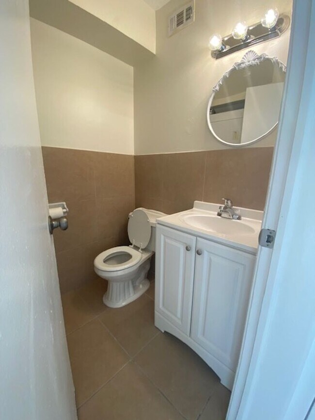 Foto del edificio - Beautiful 2-bed/1.5 bath two-story townhom...