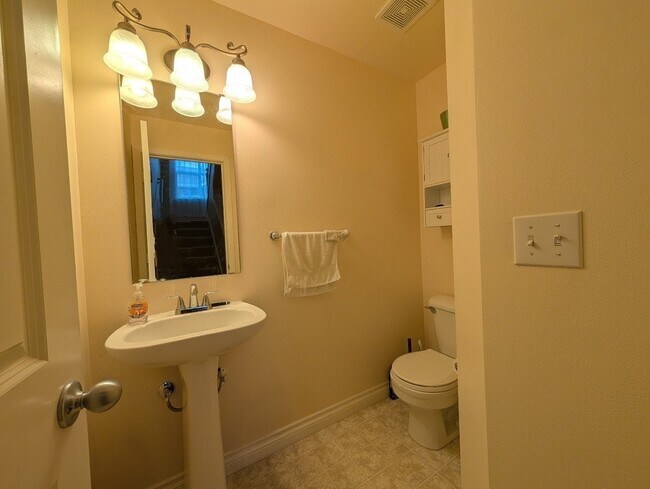 Half bath / 1st Floor - 9053 161st Ct NE