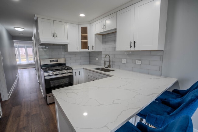 Building Photo - 620 57th St