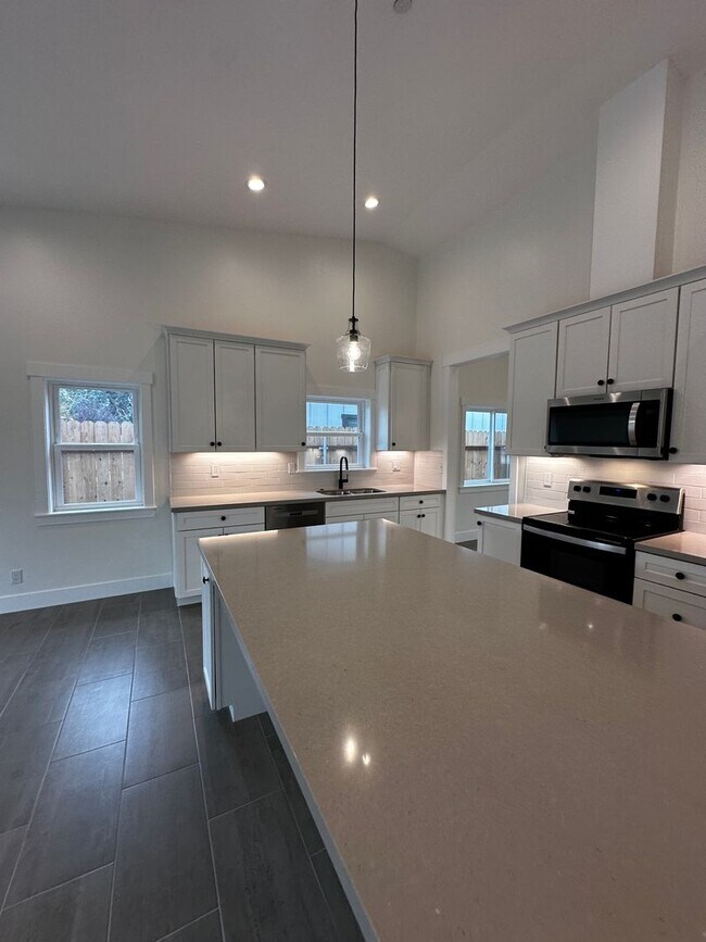 Foto del edificio - New Construction in Down Town Bishop West side!