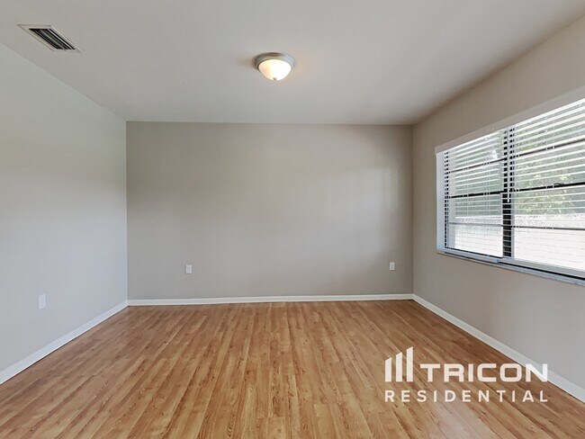 Foto del edificio - 1010 Rochelle Ln