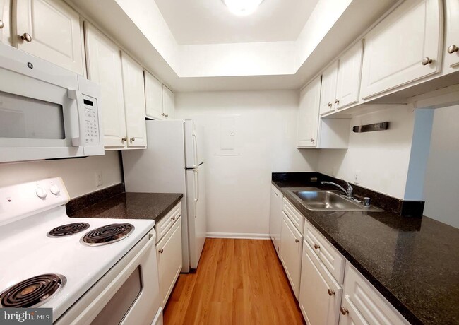 Building Photo - 18308 Streamside Dr