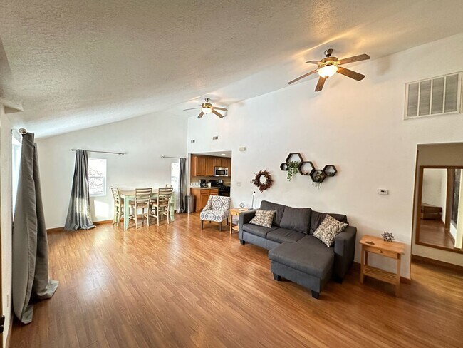 Building Photo - 2 Bedroom 1 Bath - Close to Lakes!