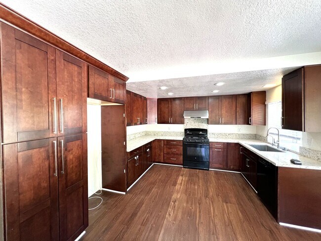 Building Photo - Beautiful 3 Bedrooms, 2.5 Bathrooms Single...