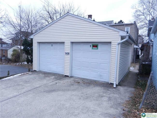 Building Photo - 1428 Center St