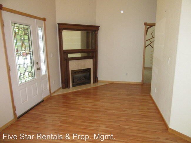 Building Photo - 4 br, 2 bath House - 1028 E. 3rd Street