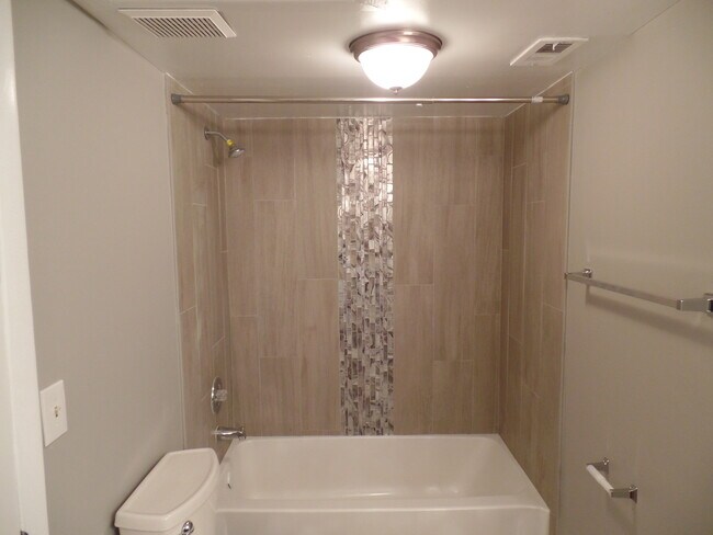 Foto del edificio - 2881 N Oakland Forest Dr
