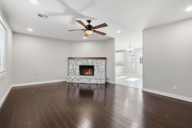 Sala de estar con chimenea de gas - 14548 W 19th St S