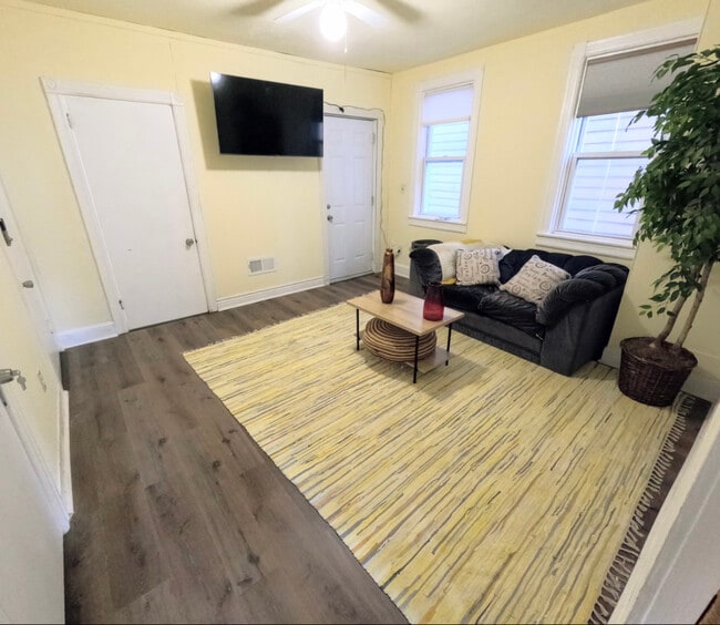 Building Photo - 720 Anderson St