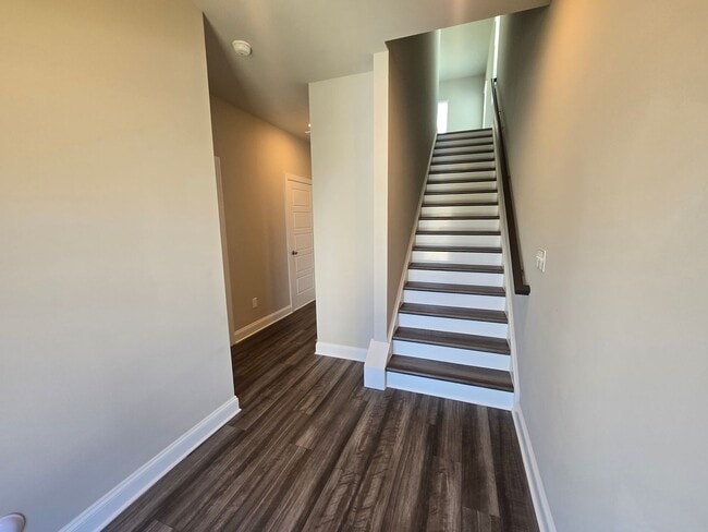 Building Photo - Modern Urban Elegance Meets Functionality