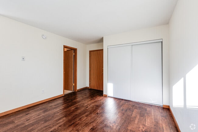 Studio - 400SF - Living and Bedroom - 2009 Bryant Ave S