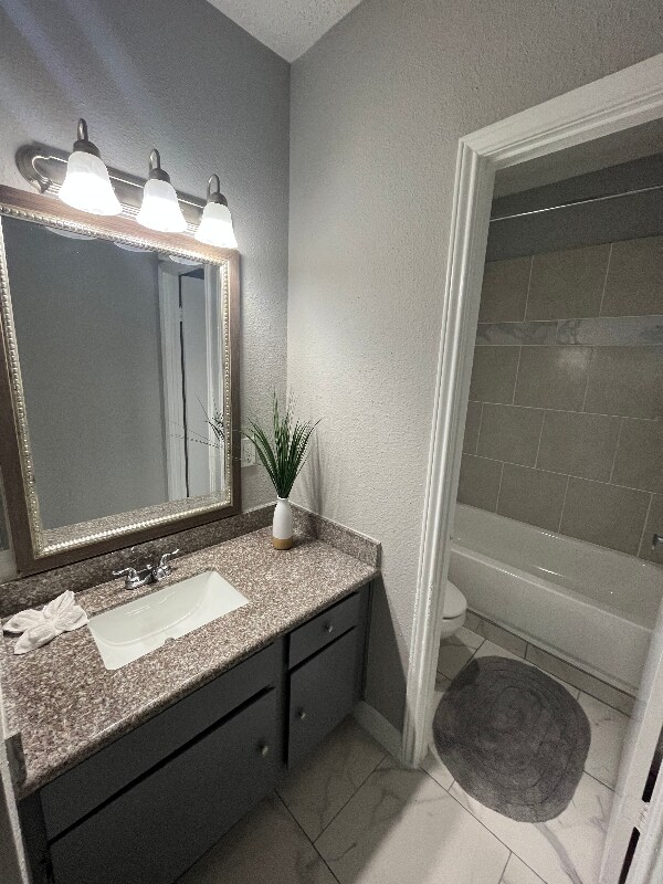 Building Photo - 5655 Glenmont Dr