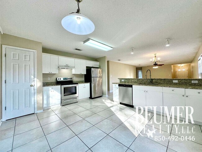 Foto del edificio - 6 mo Lease Charming Home with Spacious Backyard and Modern Upgrades Near NAS Pensacola