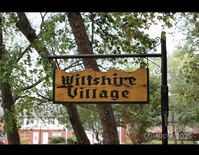 Building Photo - 1300 Larchmont Pl