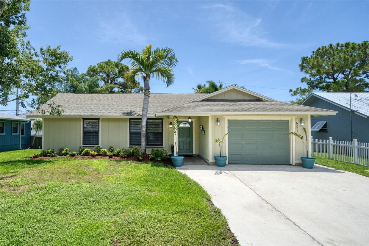 Photo - 6353 SE Vista Ave (Stuart, FL)