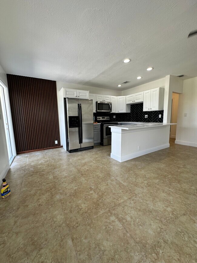 Building Photo - 1501 NE 7th Ave