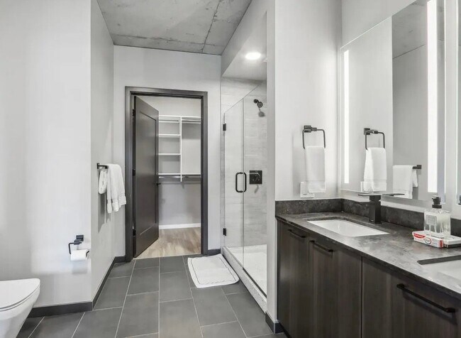 Foto del edificio - 900 W Washington Blvd