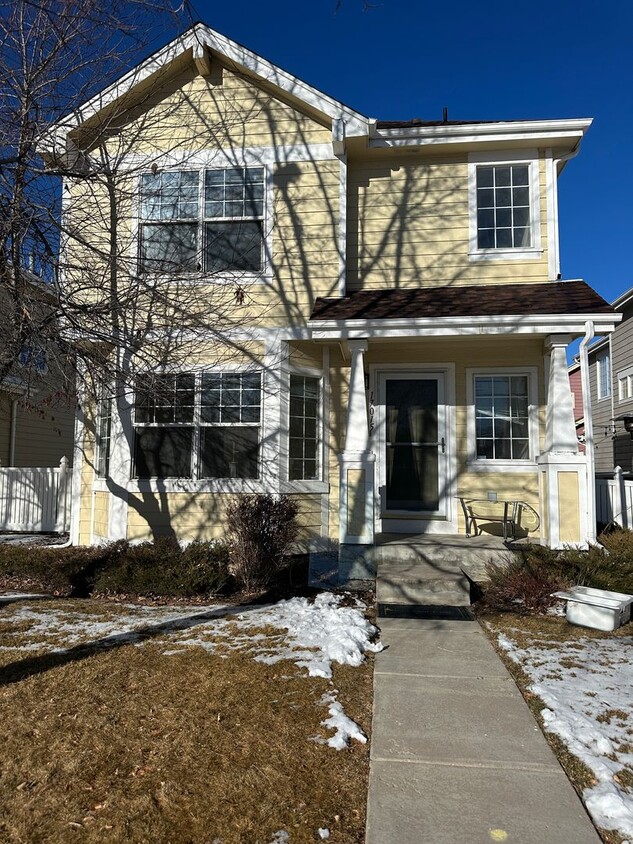 Primary Photo - 3 bedroom & 3 bathroom Single Family House...