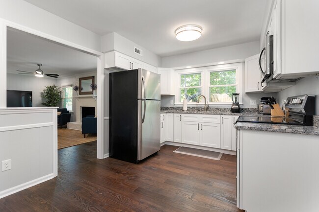 Building Photo - 2417 Somers Ave