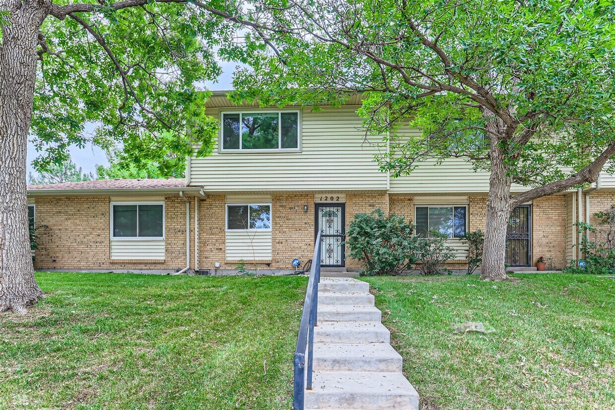 Foto principal - Charming 3 Bedroom 2 Bath Townhome In Aurora!