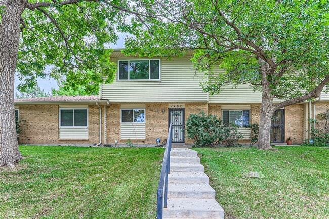 Charming 3 Bedroom 2 Bath Townhome In Aurora! - Charming 3 Bedroom 2 Bath Townhome In Aurora!