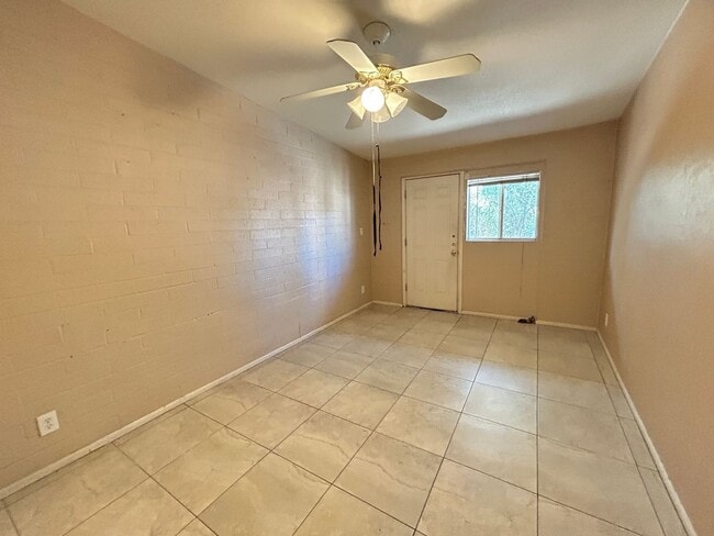 Photo - Old Town Scottsdale, well located 2 bedroom 1 bath Apartment