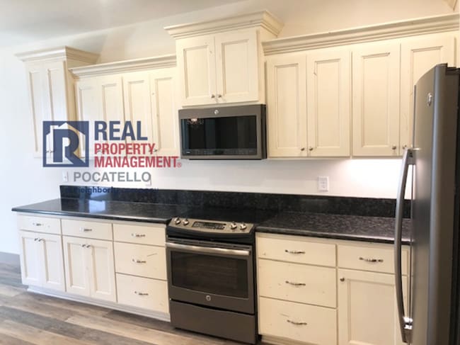 Building Photo - 3 bedroom 2 bath twin home is a must see! - Small dog Friendly