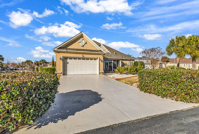 Building Photo - 801 Bluffview Dr