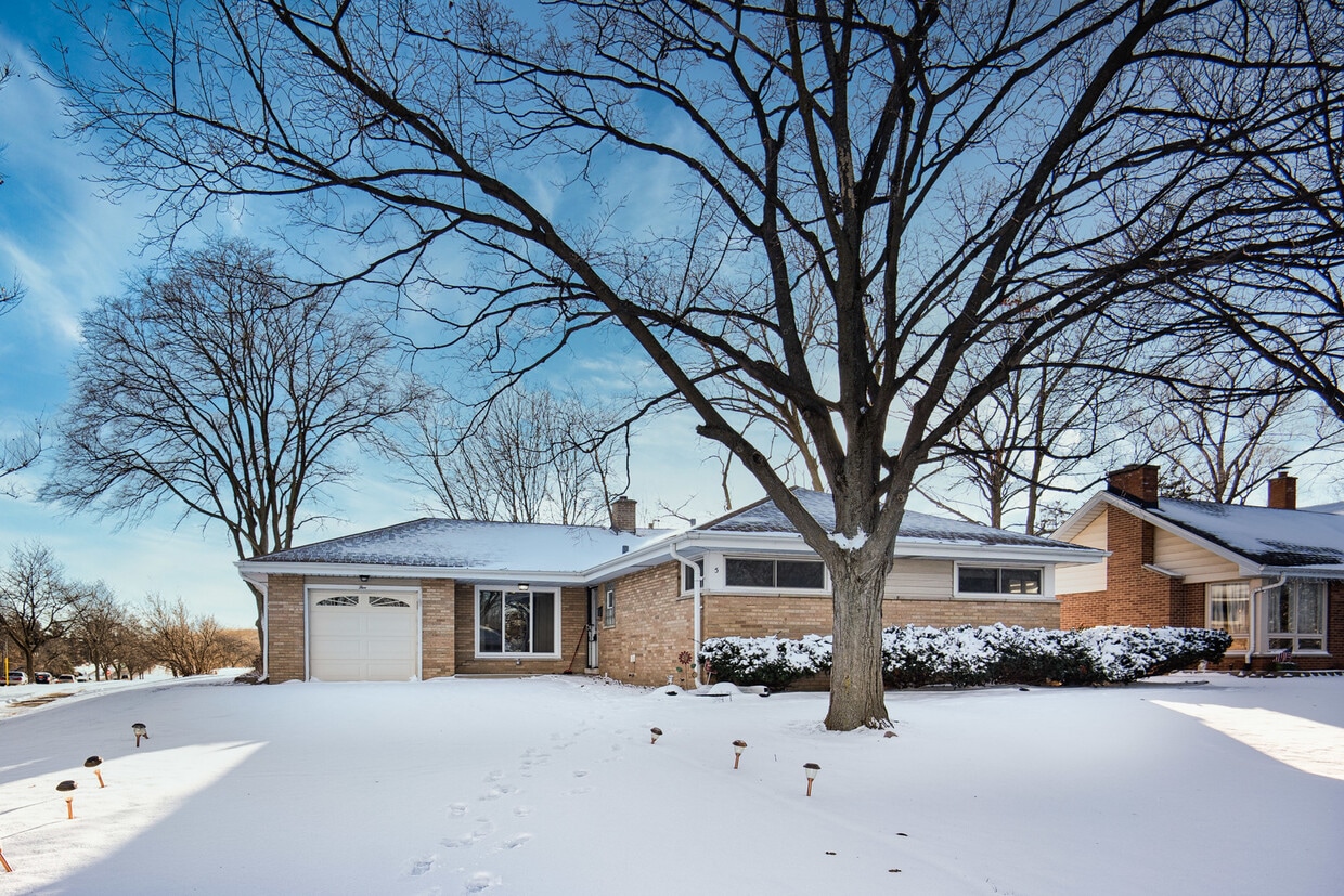 5 W Leslie Ln, Villa Park, IL 60181 House for Rent in Villa Park, IL