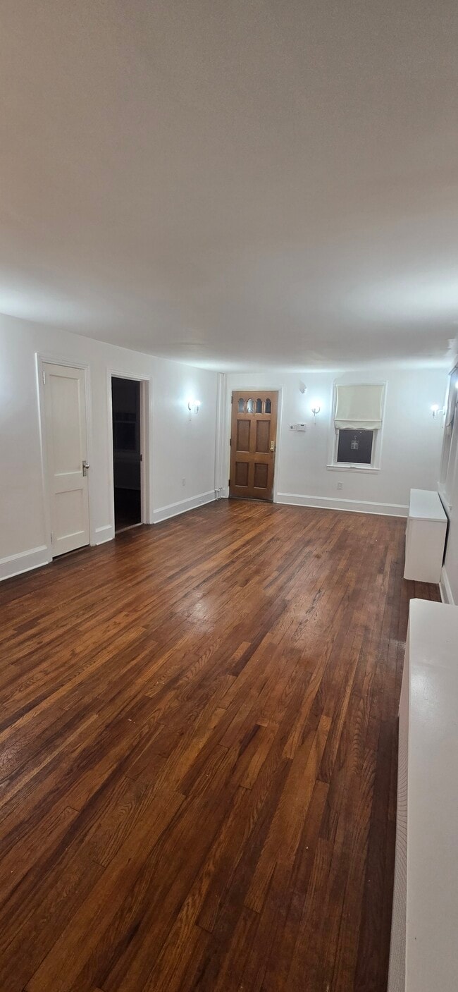 Living Room - 949 E Walnut St