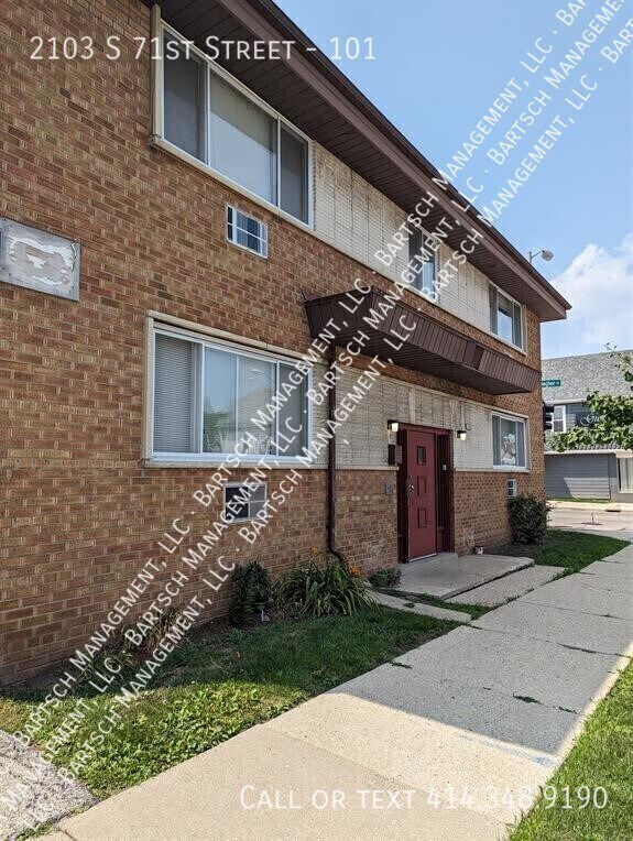 Building Photo - 2103 S 71st St
