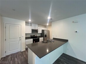 Building Photo - 6113 Hibiscus Gdn St