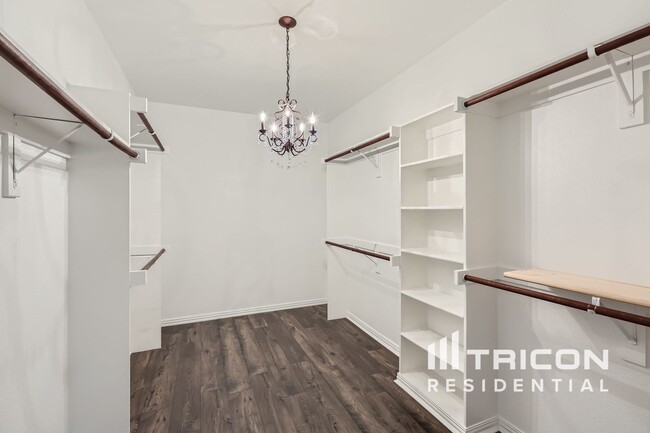 Building Photo - 2817 Deerhurst Dr