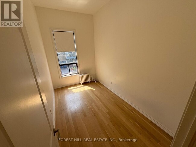 Photo du bâtiment - 756 Queen St W