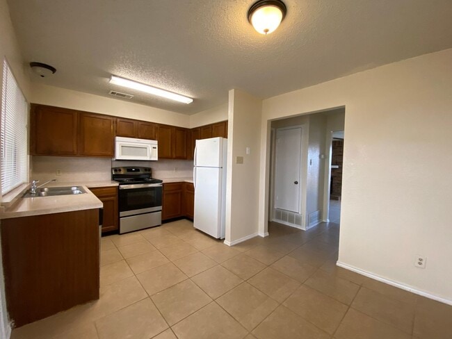 Building Photo - AVAILABLE NOW 2 BED 1.5 BATH TOWNHOME IN K...