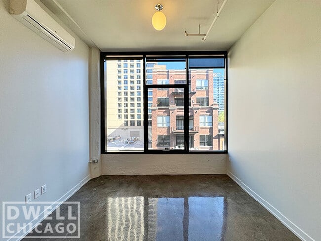 Building Photo - 640 N La Salle Dr