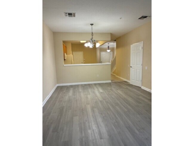 Building Photo - 3 bedroom Townhome with Lake view!!