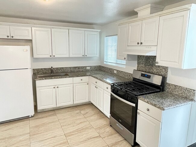 Kitchen - 2072 Newton Ave