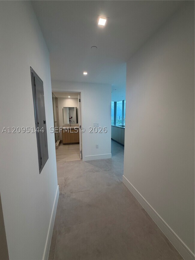 Building Photo - 2411 Laguna Cir