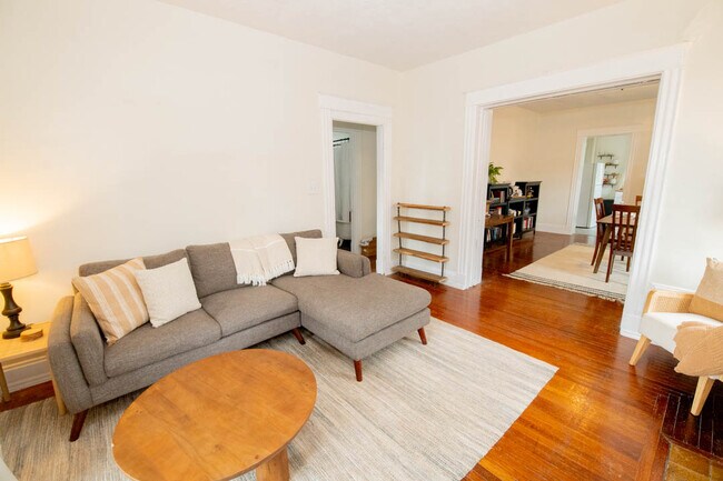 Foto del edificio - 1628 De Sales Ln
